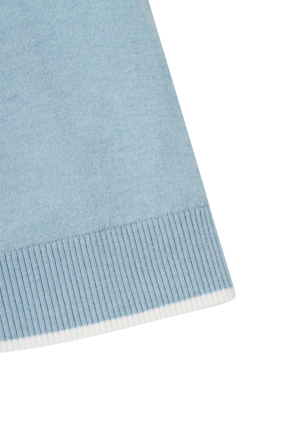 (W) 윈드프루프 라이닝 풀오버 니트는 여성 골프 및 일상 용도로 디자인된 따뜻하고 세련된 상의입니다. 아이보리, 베이지, 블루 3가지 색상으로 출시되었으며, 가을, 겨울 시즌에 적합합니다. 울 소재의 부드러운 터치감과 두꺼운 두께감으로 보온성을 높였으며, 방풍 안감 처리가 되어 있습니다. 등판 자카드 아트웨어, 배색 포인트 디자인, 넥/소매/밑단의 립 조직, 소매 밑단 배색 컬러 포인트, 전면 좌측 가슴 시그니처 자수 등 섬세한 디테일이 돋보입니다. 슬림핏, 데일리핏, 오버핏으로 다양한 스타일 연출이 가능하며, 라운드넥과 긴소매 디자인으로 포근함을 더했습니다.
