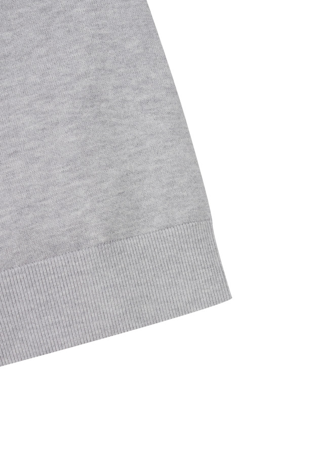 여성용 "(W) 윈드프루프 라이닝 하프 집업 니트"는 가을과 겨울 시즌에 적합한 상의입니다. 부드러운 촉감의 니트 소재와 방풍 안감이 적용되어 보온성과 방풍 기능을 제공합니다. 하프넥 디자인과 레귤러핏으로 제작되었으며, 스포티하면서도 베이직한 스타일을 연출합니다. 무지 패턴의 그레이 컬러로 어떤 골프룩에도 미니멀하고 클래식하게 매치할 수 있습니다. 긴 소매 기장의 두꺼운 두께감으로 편안한 착용감을 선사합니다.
