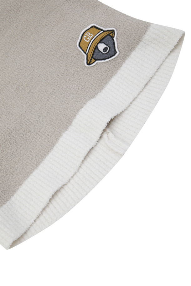 가볍고 부드러운 택텔 소재의 "(U) 넥워머"입니다. 베이지와 블랙 두 가지 색상으로 출시되어, 어떤 스타일에도 쉽게 매치할 수 있습니다. 겨울철 보온성을 책임지며, 가벼운 착용감으로 일상 및 아웃도어 활동에 적합합니다. 넥워머 전면에는 골드 베어 시그니처 자수 로고가 섬세하게 수놓아져 있으며, 캐주얼, 미니멀, 클래식 등 다양한 스타일을 연출할 수 있습니다. "겨울 데일리룩"과 "산책룩"에 포인트 아이템으로 활용해 보세요.
