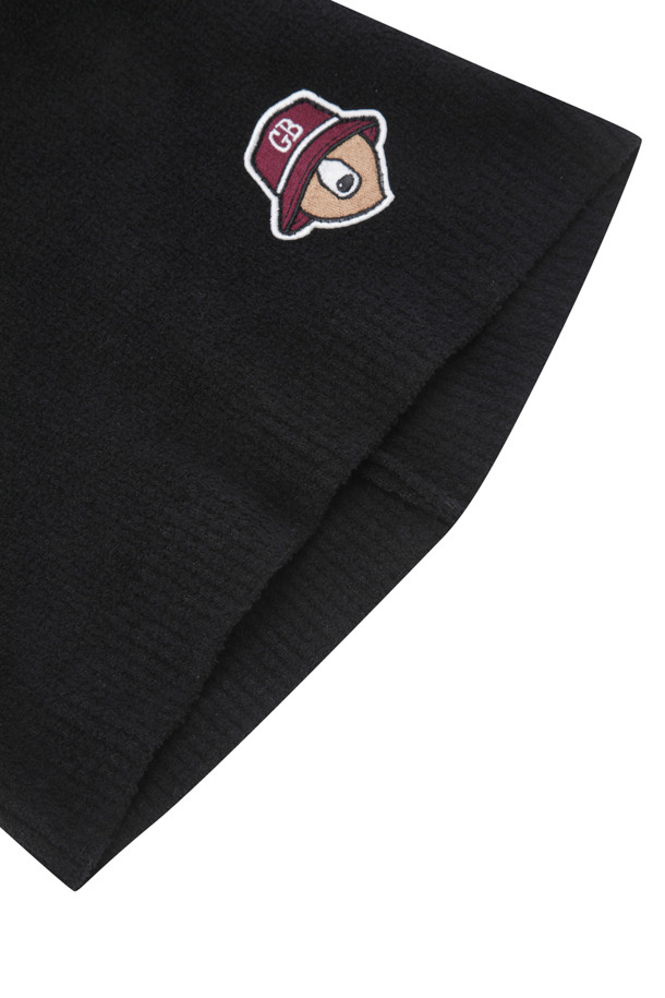 베이직한 디자인의 (U) 넥워머입니다. 부드러운 택텔 소재로 제작되어 뛰어난 착용감을 선사하며, 보온 기능으로 겨울철 추위로부터 따뜻하게 보호해줍니다. 경량 소재로 제작되어 활동성이 뛰어나며, 어떤 스타일에도 잘 어울리는 미니멀하고 클래식한 디자인을 자랑합니다. 넥워머 왼쪽 하단에는 골드 베어 시그니처 자수 로고가 포인트로 들어가 있습니다. 겨울 데일리룩 또는 산책룩에 활용하여 따뜻함과 스타일을 동시에 잡을 수 있습니다.
