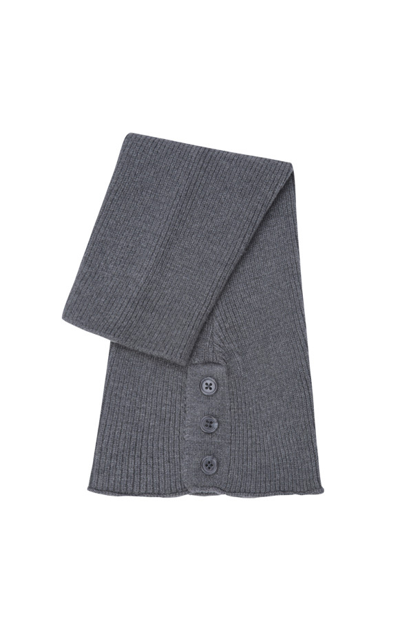 **Button 레그 워머**는 추운 겨울, 골프룩에 따뜻함과 스타일을 더해줄 여성용 다리 워머입니다. 클래식하고 미니멀한 디자인에 그레이 색상, 무지 패턴으로 어떤 의상에도 잘 어울립니다. 두꺼운 두께감으로 보온성을 높였으며, 버튼 디테일이 포인트를 더합니다. 다리를 따뜻하게 감싸주어 겨울철 골프 활동 시에도 쾌적함을 유지시켜 줍니다.
