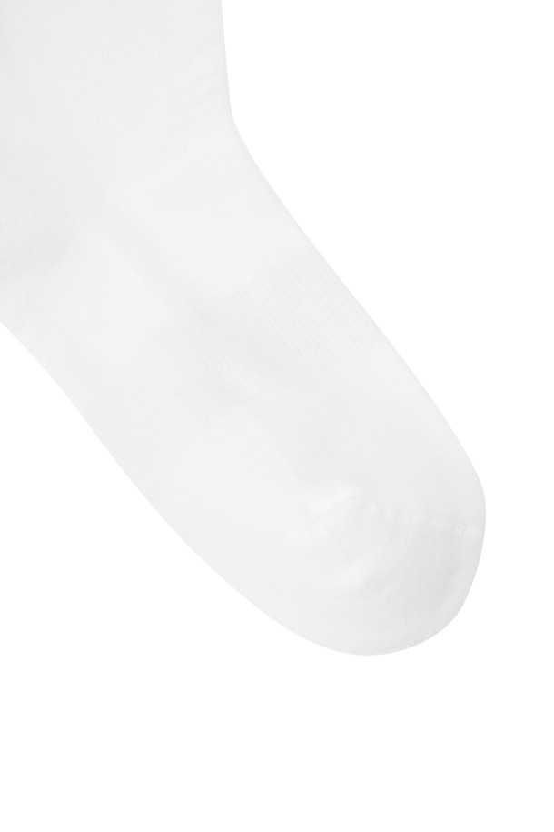 (W)(골든베어 X 배트맨) 배트맨 로고 그래픽 니삭스입니다. 골프룩에 잘 어울리는 스포티하고 캐주얼한 스타일의 양말로, 화이트 컬러에 배트맨 로고, 스트라이프, 캐릭터 패턴이 특징입니다. 면 소재로 제작되어 사계절 내내 착용 가능하며 흡습 기능이 있어 쾌적함을 유지해줍니다. 200침수 고밀도 원단과 발등 부분 니트 조직, 발바닥 파일 작업으로 편안한 착용감을 제공하며, 발등 부분 밀착감을 개선한 설계가 적용되었습니다. 자수 및 레터링 디자인으로 포인트를 더한 배트맨 콜라보레이션 제품입니다.
