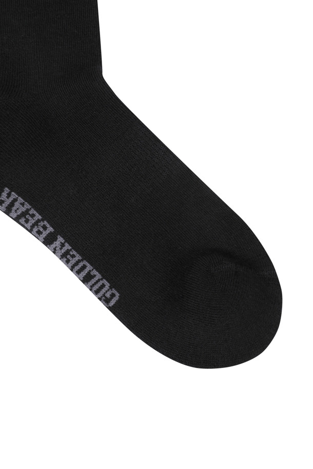 (W) 스트라이프 울 니삭스는 여성 골퍼 및 겨울 데일리룩을 위한 아이템입니다. 아이보리, 블랙 두 가지 색상으로 출시되었으며, 울 블렌드 소재로 제작되어 부드러운 촉감과 뛰어난 보온성을 자랑합니다. 발바닥 파일 편직과 프리미엄 니트 구조로 편안한 착용감을 선사하며, 무릎 길이로 다리 전체를 따뜻하게 감싸줍니다. 클래식, 미니멀, 캐주얼 스타일 모두에 잘 어울리며, 곰 자수와 곰 로고 자카드 디자인이 포인트로 더해져 세련된 분위기를 연출합니다.
