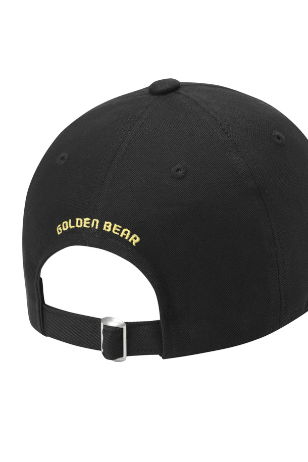 (U)(골든 베어 X 배트맨) 배트맨 레터링 백그래픽 볼캡은 골프는 물론, 일상에서도 활용하기 좋은 모자입니다. 블랙 컬러의 면 소재로 제작되어 부드러운 촉감을 선사하며, 일반적인 모자 깊이와 챙 넓이로 편안한 착용감을 제공합니다. 배트맨 캐릭터와 레터링, 로고 자수 디테일이 돋보이는 디자인으로, 캐주얼, 미니멀, 스포티한 스타일을 연출하기 좋습니다. 특히, 백그래픽 디자인은 뒷모습까지 스타일리시하게 만들어줍니다. 봄, 여름, 가을 시즌에 착용하기 적합합니다.
