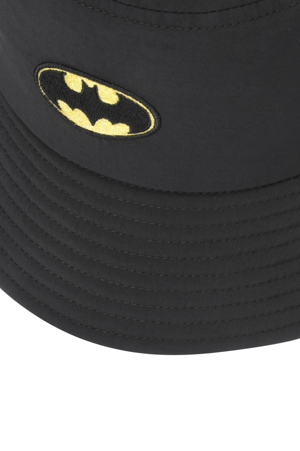 (U)(골든 베어 X 배트맨) 배트맨 로고 그래픽 버킷햇은 캐주얼, 골프 스타일을 모두 소화할 수 있는 블랙 컬러의 버킷햇입니다. 나일론 소재로 제작되어 가볍고 편안한 착용감을 제공하며, 배트맨 로고 그래픽이 포인트로 디자인되었습니다. 드랍된 형태의 챙과 투브 형태의 턱끈, 사이즈 조절용 D링과 스토퍼가 있어 실용성을 높였습니다. 햇빛 차단 기능으로 야외 활동 시에도 유용하며, 골프룩, 여행룩 등 다양한 TPO에 활용 가능합니다. 미니멀, 스포티한 스타일을 즐기는 분들께 추천합니다.
