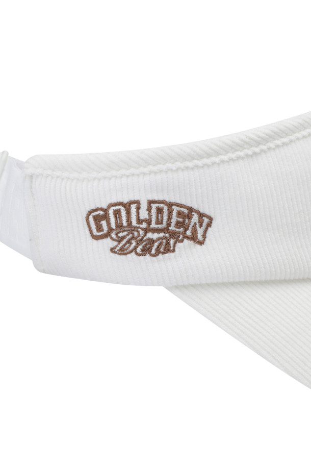 (W) 코듀로이 바이저는 부드러운 코듀로이 소재로 제작되어 봄, 여름, 가을 계절에 착용하기 좋습니다. 아이보리, 브라운, 블랙 세 가지 색상으로 출시되었으며, 낮은 모자 깊이와 8.5cm 챙 넓이로 편안한 착용감을 제공합니다. 자수 와펜, 로고 직자수, 메달 버클 등의 디자인 장식이 돋보이며, 스트레치 소재와 이마 부분 메쉬 안감으로 기능성을 더했습니다. 후면 메달 버클과 로고 밴드로 사이즈 조절이 가능하여 골프룩, 캐주얼룩 등 다양한 스타일에 클래식하고 미니멀하게 매치할 수 있습니다.
