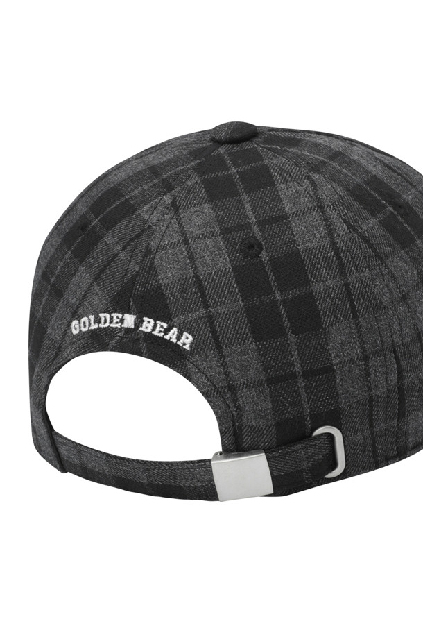 (U) 체크 패턴 볼캡은 겨울철 따뜻함과 스타일을 동시에 잡을 수 있는 모자입니다. 블랙, 그레이, 그린 세 가지 색상으로 출시되어 어떤 겨울 데일리룩에도 매치하기 좋습니다. 울과 코튼 혼방 소재에 두꺼운 두께감으로 보온성을 높였으며, 부드러운 촉감의 기모 안감과 겨울 전용 땀밴드를 사용하여 편안한 착용감을 선사합니다. 7.5cm 챙과 17cm 깊이로 디자인되었으며, 체크 패턴과 베어 와펜 장식이 클래식, 캐주얼, 미니멀 스타일을 연출합니다. 사이즈는 56~58cm (57호)로 제작되었습니다.
