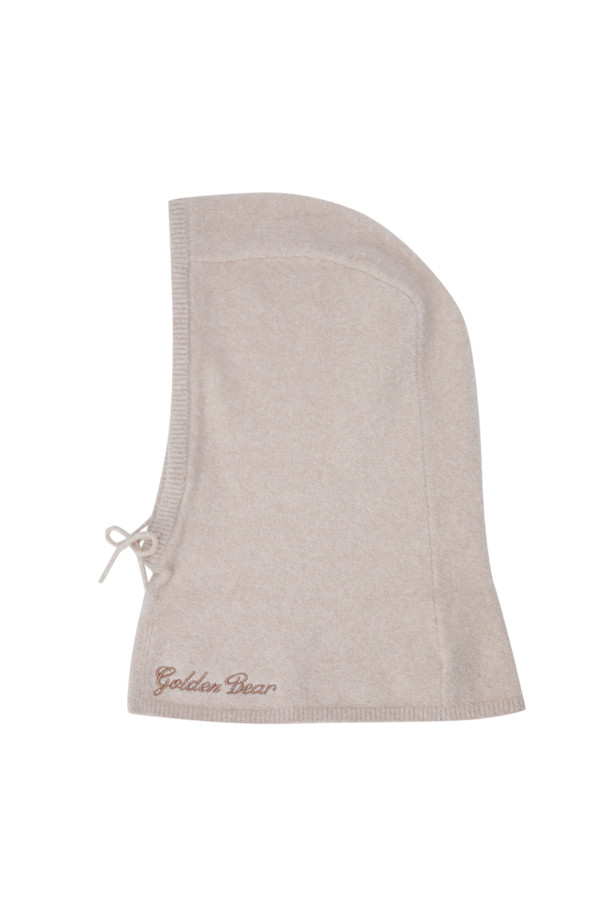 (W) 부클얀 바라클라바는 부드러운 캐시미어 소재로 제작되어 깊은 모자 깊이와 뛰어난 밀착감을 선사합니다. 아이보리, 브라운 두 가지 색상으로 출시되어 겨울철 데일리룩, 산책룩, 집콕룩 등 다양한 TPO에 활용하기 좋습니다. 미니멀, 클래식, 캐주얼 스타일을 즐겨 입는 여성분들께 적합하며, 무지 디자인에 로고 자수와 스트링으로 포인트를 더했습니다. 밑단과 후드 오프닝에 립조직 처리를 하여 보온성을 높였으며, 후드 중앙 패널 디자인으로 더욱 편안한 착용감을 제공합니다. 사이즈 조절이 가능하여 실용성을 더했습니다.
