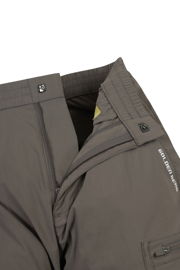 GOLDEN BEAR X BATMAN (골든 베어 X 배트맨) 지퍼 포켓 우븐 조거 팬츠는 남성용 조거 팬츠입니다. 골프 및 일상용으로 착용하기 좋은 스포티하면서도 캐주얼한 스타일을 연출합니다. 우븐 소재로 제작되었으며, 무지 패턴에 긴 기장과 조거핏으로 편안한 착용감을 제공합니다. 지퍼 포켓 디테일로 실용성을 더했습니다.
