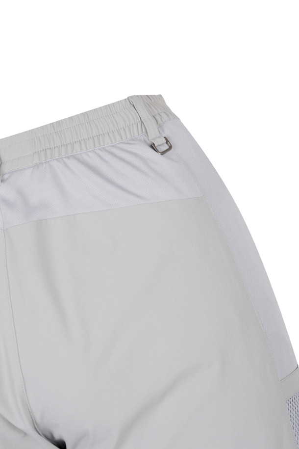 메쉬 카고 조거 팬츠는 통기성이 우수한 메쉬 소재로 제작되어, 봄, 여름, 가을, 겨울 사계절 모두 활용 가능한 남성용 조거 팬츠입니다. 스포티하고 캐주얼한 스타일을 연출하며, 미니멀한 디자인으로 어떤 상의에도 쉽게 매치할 수 있습니다. 그레이와 블랙 두 가지 색상으로 출시되었으며, 슬림핏, 스트레이트핏, 테이퍼드핏, 와이드핏 등 다양한 핏을 선택할 수 있습니다. 밴딩 처리된 허리와 무릎 다트, 입체 패턴으로 편안한 착용감을 제공하며, 리플렉티브 스티치와 메쉬 카고 포켓, 우측 사선 포켓 등의 디테일이 돋보입니다. 골프룩으로도 손색없는 실용적인 아이템입니다.
