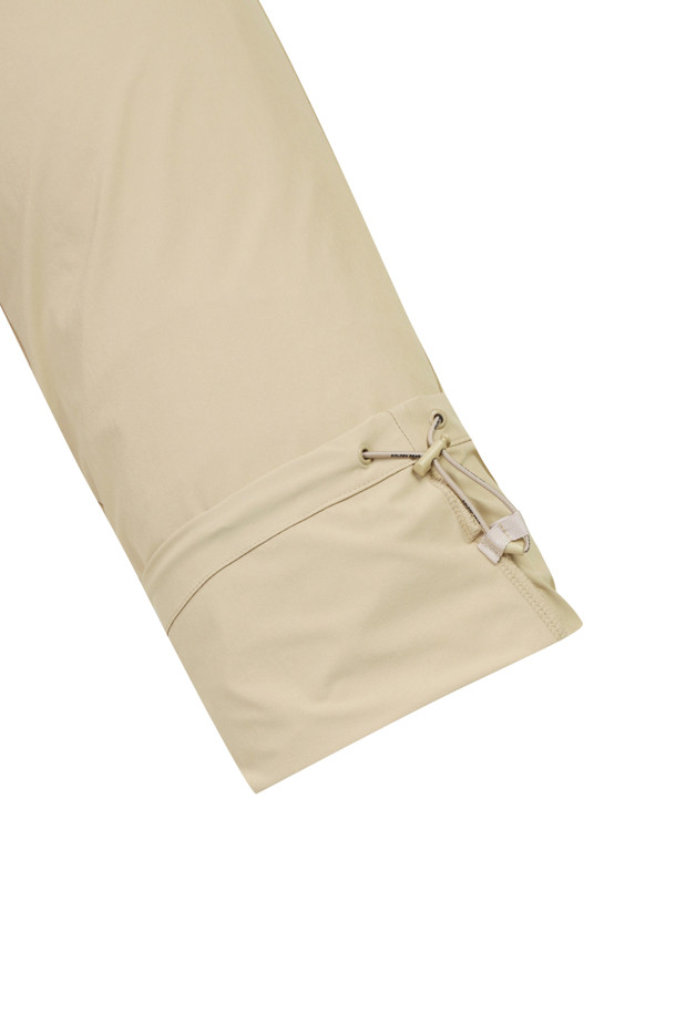 패턴 프린팅 팬츠는 남성용 카고 바지로, 봄, 가을, 겨울 계절에 착용하기 좋습니다. 베이지 컬러의 경량 스트레치 소재로 제작되어 스포티한 스타일을 연출합니다. 전체 밴딩 허리밴드와 밑단 스트링, 스토퍼로 편안한 착용감을 제공하며, 슬림핏, 스트레이트핏, 테이퍼드핏, 와이드핏 등 다양한 핏으로 선보입니다. 커브드 라인 로고 프린트가 돋보이며, 우측 플랩커버 아웃포켓과 전면 사선 싱글월 포켓 디테일로 실용성을 더했습니다. 골프룩, 여행룩, 캐주얼, 미니멀 스타일을 즐기는 분들에게 적합합니다.
