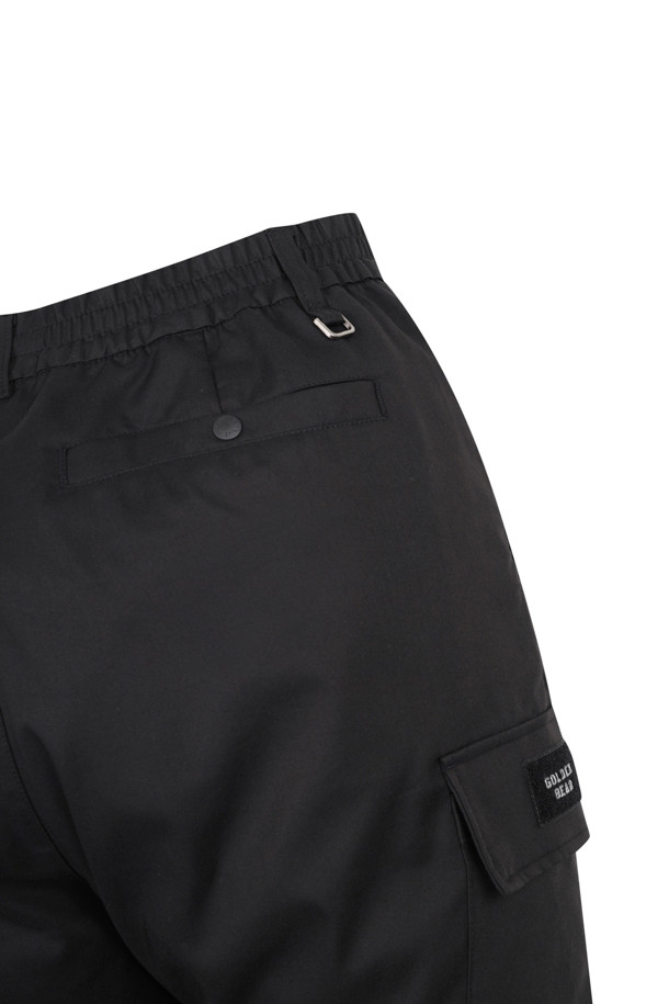 슬란트 카고 포켓 스트레이트 팬츠는 남성용 카고 팬츠로, 캐주얼, 스포티, 미니멀한 스타일을 연출하기에 적합합니다. 봄, 여름, 가을, 겨울 모든 계절에 착용 가능하며, 골프룩이나 여행룩에 매치하기 좋습니다. 블랙과 베이지 두 가지 색상으로 출시되었으며, 전체 밴딩으로 편안한 착용감을 제공합니다. 대각선 카고 포켓과 사이드 플랩 포켓, 벨크로 잠금 디테일이 특징이며, 우측 뒷 벨트 루프에는 D링이 있어 실용성을 더했습니다. 뻣뻣한 촉감의 슬림핏, 또는 스트레이트 핏으로 출시되었습니다.
