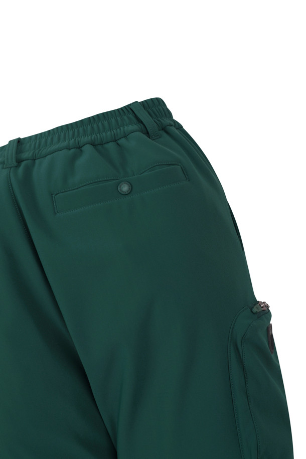 부드러운 촉감과 따뜻함을 선사하는 백 브러쉬드 조거 팬츠입니다. 남성용으로, 그린 컬러의 무지 디자인이 특징이며, 가을/겨울 시즌에 적합합니다. 릴랙스 핏과 조거핏으로 편안한 착용감을 제공하며, 두꺼운 기모 안감과 브러쉬드 가공으로 보온성을 높였습니다. 골프, 일상, 캠핑 등 다양한 TPO에 스포티, 캐주얼, 미니멀 스타일로 활용하기 좋습니다. 밴딩 처리된 허리 부분은 활동성을 더합니다.
