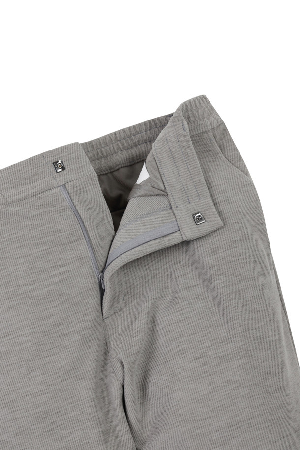 **코듀로이 스트링 조거 팬츠**는 부드러운 촉감의 코듀로이 소재로 제작되어 가을, 겨울철 따뜻하게 착용하기 좋습니다. 릴랙스핏으로 편안한 착용감을 제공하며, 스트링 디테일로 스타일리시함을 더했습니다. 무지 디자인에 그레이 컬러로 어떤 상의와도 매치하기 용이하여 캐주얼, 스포티, 클래식 등 다양한 스타일을 연출할 수 있습니다. 골프, 캠핑 등 아웃도어 활동은 물론, 일상에서도 활용 가능한 실용적인 조거 팬츠입니다. 밴딩 처리된 허리 부분은 활동성을 높여줍니다.
