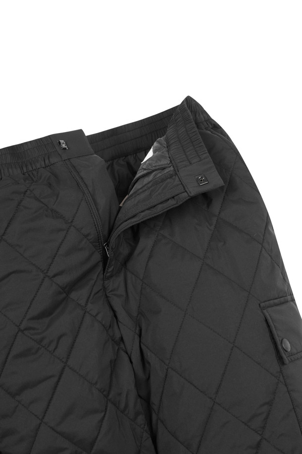 블랙 컬러의 퀄팅 조거 팬츠입니다. 남성용으로, 가을과 겨울에 따뜻하게 착용할 수 있습니다. 스포티하면서도 캐주얼한 스타일로 골프, 일상 등 다양한 TPO에 활용 가능합니다. 릴랙스 핏과 부드러운 촉감, 두꺼운 두께로 편안한 착용감을 선사하며, 밴딩 처리로 활동성을 높였습니다. 퀄팅 디테일과 조거 스타일이 돋보이는 보온성이 뛰어난 긴바지입니다.
