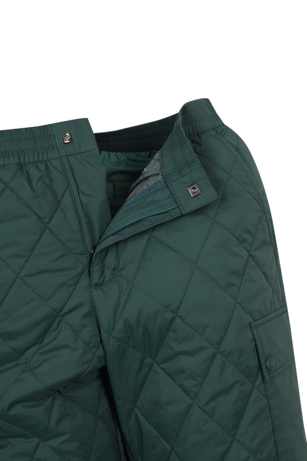 퀼티드 조거 팬츠는 남성을 위한 캐주얼 & 스포티 스타일의 조거 팬츠입니다. 봄, 가을, 겨울 시즌에 적합하며, 블랙과 그린 두 가지 색상으로 제공됩니다. 다이아몬드 퀼팅 패턴과 슬림핏 디자인이 특징이며, 우븐, 폴리에스터 소재로 제작되었습니다. 좌우 사선 포켓, 아웃 카고 포켓, 후면 싱글 월렛 포켓, 조절 가능한 밑단 스트링, 무릎 부분 입체 다트 등의 디테일이 돋보입니다. 전체 밴딩과 폴리 충전재 안감으로 편안함과 보온성을 더했으며, 골프룩으로도 활용 가능합니다.
