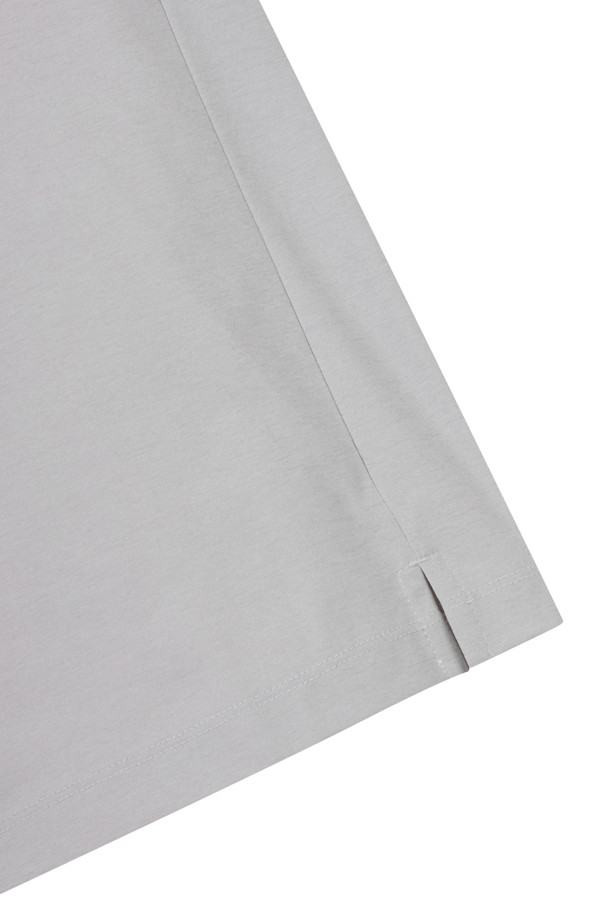 **(UNI) 컨트라스트 라인 프린트 크루넥 티셔츠**

남성용으로 디자인된 이 크루넥 티셔츠는 골프 및 일상용으로 모두 적합합니다. 블루, 그린, 그레이, 다크 그레이 등 4가지 색상으로 제공되며, 얇은 두께와 부드러운 촉감으로 편안한 착용감을 선사합니다. 소로나 소재를 사용하여 흡습 및 냉감 기능을 갖췄으며, 슬림핏, 레귤러핏, 오버핏, 세미오버핏의 4가지 핏으로 출시되었습니다. 우측 소매에 포인트 컬러 대비 프린트와 25S/S 시즌부터 적용된 새로운 자수 로고가 특징이며, 골프 티 홀더 패치가 있어 스포티한 스타일을 연출합니다.
