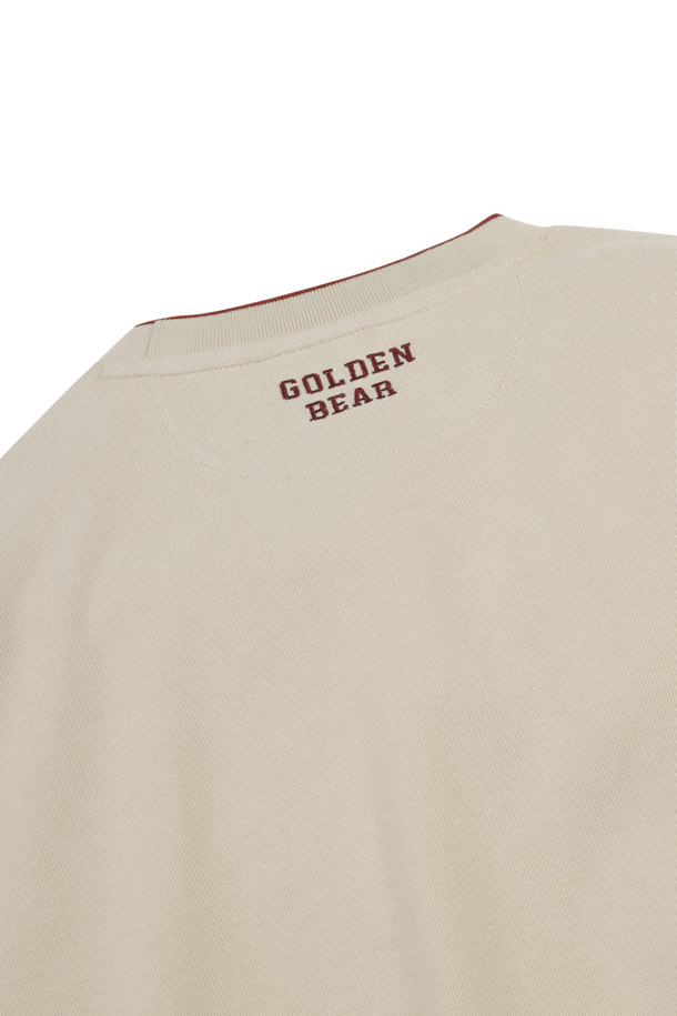 (U) 빅 로고 와펜 크루넥 스웨트셔츠는 남성용 스웨트셔츠로, 베이지, 그레이, 그린 3가지 색상으로 출시되었습니다. 봄, 가을, 겨울 계절에 골프 및 일상용으로 착용하기 좋으며, 스포티하고 캐주얼한 스타일을 연출합니다. 슬림, 레귤러, 오버핏으로 다양한 핏을 선택할 수 있으며, 라운드넥에 중간 두께감으로 부드러운 촉감이 특징입니다. 왼쪽 가슴 자수 로고 패치와 뒷목 곰 로고 자수, 밑단/소매단/네크라인 배색, 1x1 립조직 밴드, 어깨 솔기 6mm 모빌론 테이프로 디테일을 더했습니다.
