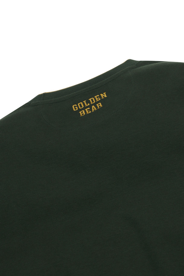 (U) 빅 로고 와펜 크루넥 스웨트셔츠는 남성용 스웨트셔츠로, 베이지, 그레이, 그린 세 가지 색상으로 출시되었습니다. 플리스와 코튼 혼방 소재로 제작되어 부드러운 촉감을 자랑하며, 봄, 가을에 입기 좋습니다. 라운드넥 디자인에 슬림핏, 데일리핏, 오버핏으로 다양한 스타일을 연출할 수 있습니다. 캐주얼, 스포티, 미니멀한 스타일을 즐기는 분들께 추천하며, 동네 마실룩, 산책룩, 캠핑룩에 잘 어울립니다. 전면 좌측 가슴의 곰 와펜과 후면 넥밴드 하단의 로고 자수가 디자인 포인트이며, 신축성이 있어 편안하게 착용 가능합니다.
