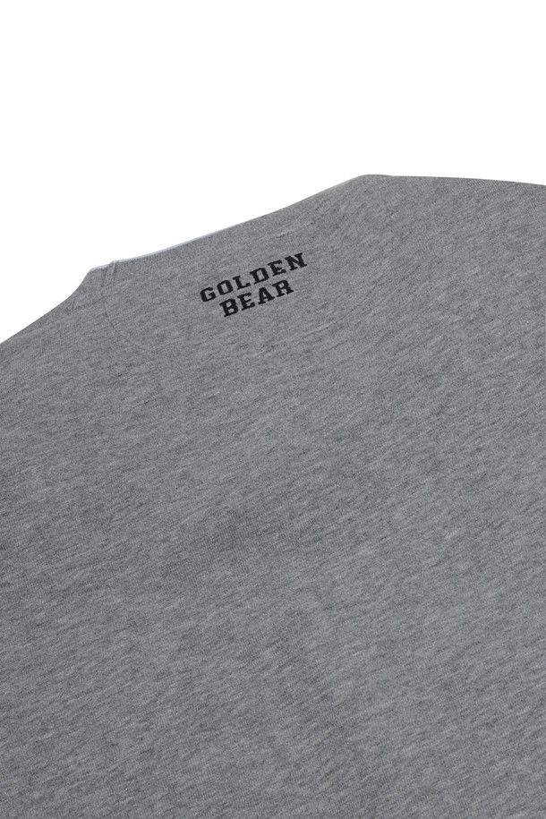 (U) Biggest Logo 와펜 크루넥 스웨트셔츠는 부드러운 플리스와 면 혼방 소재로 제작되어 편안한 착용감을 선사합니다. 베이지, 그레이, 그린 세 가지 색상으로 출시되었으며, 라운드넥에 긴 소매 기장으로 디자인되었습니다. 전면 좌측 가슴에는 곰 와펜, 후면 넥밴드 하단에는 브랜드 로고 자수 디테일로 포인트를 더했습니다. 슬림핏으로 제작되어 캐주얼, 스포티, 미니멀 스타일 연출에 용이하며, 봄, 가을 시즌 데일리룩 또는 동네 마실룩, 산책룩으로 활용하기 좋습니다. 신축성이 있어 활동성이 뛰어나며, 1X1 립밴드와 어깨 라인 모빌론 테이프 처리로 내구성을 높였습니다.
