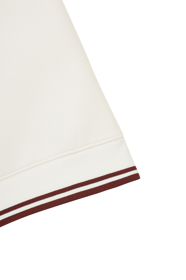 아이보리, 화이트 색상으로 출시된 Printed Back 더블페이스 스웨트셔츠입니다. 남성용으로, 가을/겨울 시즌에 골프 및 일상용으로 착용하기 좋습니다. 면 소재의 레귤러핏 긴소매 스웨트셔츠로, 라운드넥 디자인과 두꺼운 두께, 부드러운 촉감이 특징입니다. 등면에 프린트가 더해져 스포티하고 캐주얼한 스타일을 연출하며, 미니멀한 무드도 느낄 수 있습니다. 더블페이스 원단으로 제작되어 보온성과 활동성을 동시에 갖췄습니다.
