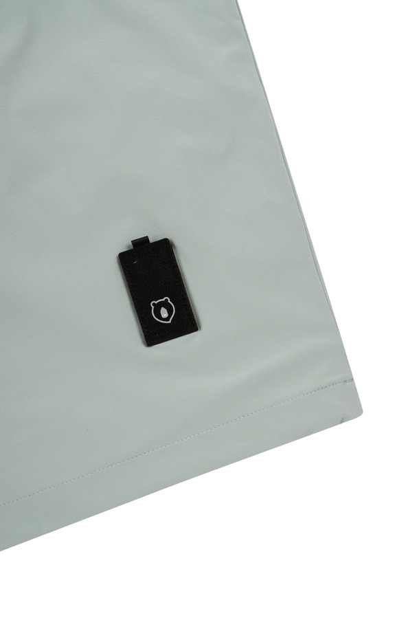 컨트라스트 체스트 보더 우븐 아노락은 남성용 아우터로, 아이보리, 민트, 네이비 세 가지 색상으로 출시되었습니다. 봄, 여름, 가을, 겨울 사계절 모두 착용 가능하며, 스포티하고 캐주얼한 스타일을 연출할 수 있습니다. 컬러 블록 패턴의 하프 집업 방식 아노락으로, 슬림핏, 데일리핏, 오버핏 등 다양한 핏으로 연출할 수 있습니다. 나일론 소재로 제작되어 보통 두께감을 가지며, 세미오토락 지퍼풀러, 넥밴드 이면 포인트 컬러, 베어 자수 와펜 등의 특징을 가지고 있습니다. 골프, 일상 등 다양한 TPO에 활용 가능합니다.
