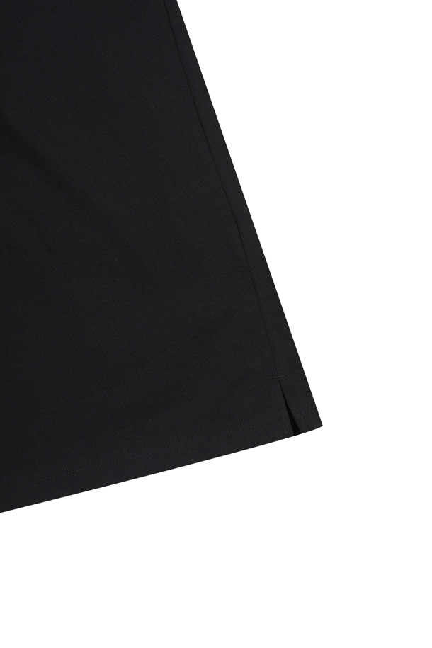 에센셜 니트 카라 티셔츠는 남성을 위한 상의로, 골프 및 일상생활에서 활용하기 좋습니다. 아이보리 컬러의 무지 디자인으로, 봄, 여름, 가을, 겨울 사계절 모두 착용 가능합니다. 슬림핏, 데일리핏, 오버핏으로 다양한 스타일을 연출할 수 있으며, 니트 카라와 긴소매가 특징입니다. 왼쪽 가슴 베어 자수 및 소매 오각형 장식, 밑단 삼봉 스티치, 소매단 립밴드, 몸판 매칭 컬러 플라켓 등의 디테일이 돋보입니다.
