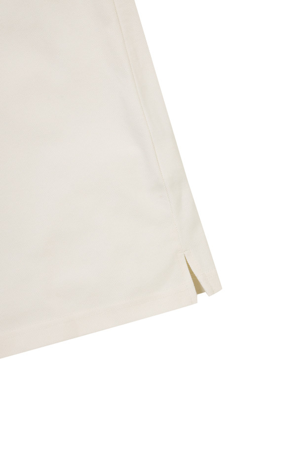 에센셜 니트 카라 티셔츠는 남성을 위한 베이직 스타일의 골프웨어입니다. 아이보리 컬러의 무지 피케 소재로 제작되었으며, 봄, 여름, 가을, 겨울 사계절 모두 착용 가능합니다. 슬림핏, 데일리핏, 오버핏 세 가지 핏으로 출시되어, 취향에 맞는 스타일을 연출할 수 있습니다. 니트 카라 디자인과 왼쪽 가슴 베어 자수, 소매단의 립밴드 디테일이 특징이며, 신축성이 있어 편안한 착용감을 제공합니다. 골프룩, 클래식, 미니멀, 캐주얼 스타일을 선호하는 분들께 추천합니다.
