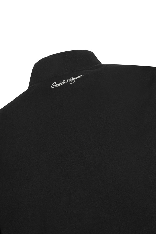 마이크로 플리스 집업 풀오버는 부드러운 촉감의 기모 플리스 소재로 제작되어 가을, 겨울 시즌 보온성을 제공합니다. 하프 집업 네크라인과 긴 소매, 데일리/오버핏으로 편안한 착용감을 선사하며, 스포티 및 캐주얼 스타일을 연출하기 좋습니다. 아이보리, 그레이, 그린, 블랙 등 다양한 컬러로 출시되었으며, 골프 및 일상에서 활용하기 좋습니다. 좌측 가슴의 베어 자수와 후면 넥밴드 하단의 커브드 로고 자수가 디자인 포인트입니다. 소매단과 밑단 삼봉 스티치 마감으로 견고함을 더했습니다.
