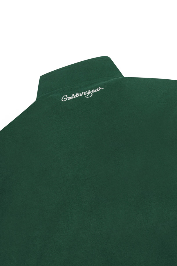 마이크로 플리스 집업 풀오버는 남성 골프룩을 위한 스포티한 스타일의 집업 티셔츠입니다. 아이보리, 그레이, 그린, 블랙 4가지 색상으로 출시되었으며, 가을/겨울 시즌에 적합합니다. 부드러운 촉감의 플리스와 기모 소재를 사용하여 보온성을 높였으며, 하프넥 디자인에 좌측 가슴 베어 자수와 후면 넥밴드 커브드 로고 자수로 포인트를 더했습니다. 슬림핏, 데일리핏, 오버핏 3가지 핏으로 만나볼 수 있으며, 소매단과 밑단 삼봉 스티치로 마감했습니다.
