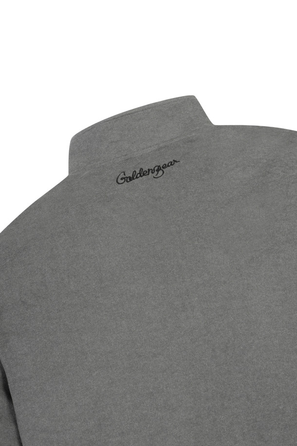 **마이크로 플리스 집업 풀오버**는 부드러운 촉감의 플리스와 기모 소재로 제작되어 가을, 겨울철 따뜻하게 착용할 수 있는 남성용 상의입니다. 하프넥 디자인과 집업 스타일로 보온성을 높였으며, 스포티, 캐주얼 스타일 모두 소화 가능합니다. 아이보리, 그레이, 그린, 블랙 4가지 색상으로 출시되었으며, 슬림핏, 데일리핏, 오버핏 등 다양한 핏으로 만나볼 수 있습니다. 좌측 가슴의 베어 자수와 후면 넥밴드 하단의 커브드 로고 자수, 소매단과 밑단의 삼봉 스티치 디테일이 돋보입니다. 골프룩 또는 겨울 데일리룩으로 활용하기 좋으며, 데일리 무드를 연출하기에 좋습니다.
