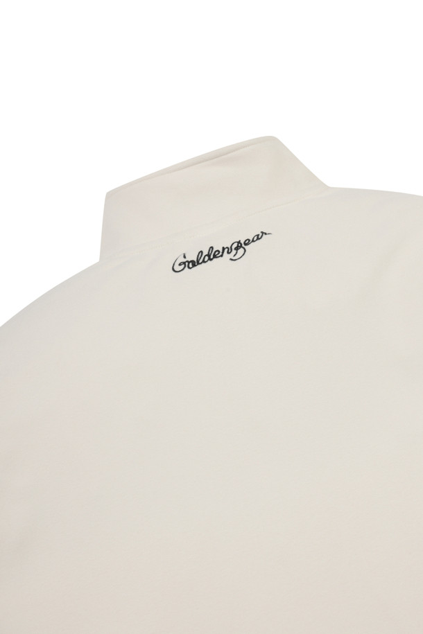 아이보리 컬러의 남성용 마이크로 플리스 집업 풀오버입니다. 부드러운 촉감의 폴리에스테르와 플리스 소재로 제작되어 가을, 겨울철 보온성을 책임집니다. 하프넥 디자인과 레귤러핏으로 스포티하면서도 캐주얼한 스타일을 연출하며, 골프 및 일상복으로 활용 가능합니다. 두꺼운 두께감과 긴 소매 기장으로 추운 날씨에도 따뜻하게 착용할 수 있으며 집업 스타일로 간편하게 입고 벗을 수 있습니다. 경량 기능으로 활동성을 높인 실용적인 골프웨어입니다.
