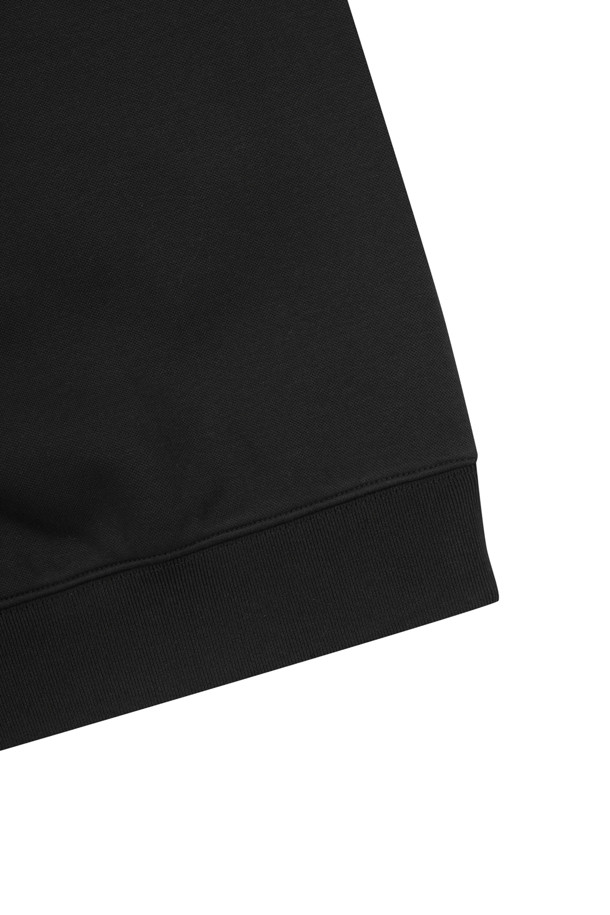 보더 라인 슬리브스 칼라 스웨트셔츠는 남성을 위한 가을/겨울용 레귤러핏 스웨트셔츠입니다. 블랙, 그레이 두 가지 색상으로 출시되었으며, 스포티하고 캐주얼한 스타일을 연출합니다. 면 소재로 제작되어 부드러운 촉감을 제공하며, 두꺼운 두께감으로 따뜻함을 더합니다. 골프룩과 일상복으로 모두 활용 가능하며, 소매 배색 디테일과 카라넥 디자인이 특징입니다. 긴소매 기장의 무지 스웨트셔츠로, 미니멀한 스타일 연출에도 용이합니다.
