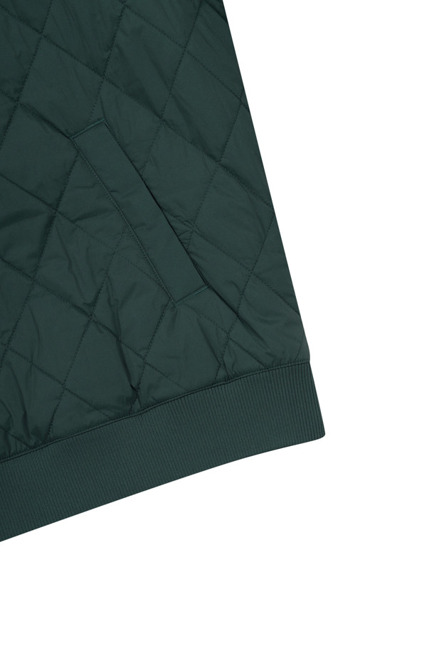 남성용 퀼티드 크루넥 풀오버는 봄, 가을, 겨울 시즌에 스포티하면서도 캐주얼한 스타일을 연출할 수 있는 상의입니다. 그린과 블루 두 가지 색상으로 출시되었으며, 다이아몬드 킬팅 패턴이 돋보입니다. 우븐 소재에 플리 안감을 더해 따뜻함과 편안함을 제공하며, 슬림핏 라운드넥 디자인으로 세련된 핏을 선사합니다. 사선 월트 포켓, 넥밴드, 소매단, 밑단 립밴드, 코듀로이 아플리케 자수, 경량 5각 티켓 디테일로 디자인의 완성도를 높였습니다. 골프룩과 가을 나들이룩에 매치하여 미니멀하면서도 개성 있는 스타일을 연출해보세요.
