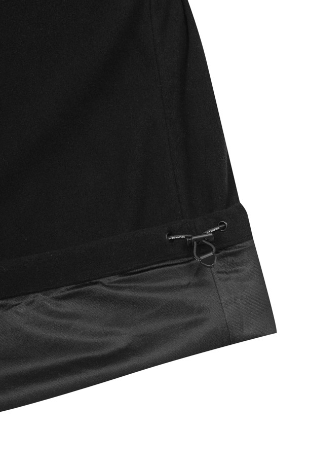 **(U) 모크넥 마이크로 플리스 풀오버**는 남성을 위한 가을/겨울용 상의입니다. 부드러운 촉감의 플리스 소재와 두꺼운 두께로 뛰어난 보온성을 제공하며, 스포티하고 캐주얼한 스타일을 연출합니다. 퀄팅 패턴과 레귤러핏 디자인은 세련된 외관을 더하고, 모크넥 디자인은 보온성을 높여줍니다. 골프룩, 일상복으로 활용하기 좋으며, 긴 소매 기장으로 활동성을 보장합니다.
