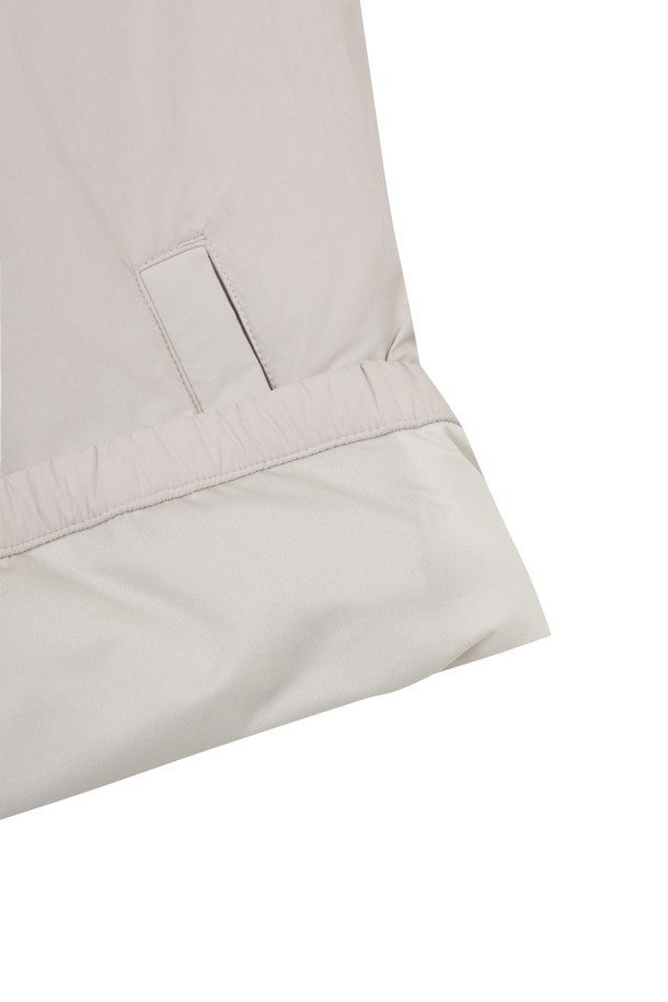 베이지와 그레이 컬러로 제공되는 플리스 하이브리드 하프 집 점퍼입니다. 남성용으로, 가을/겨울 시즌에 골프 및 일상용으로 착용하기 좋습니다. 부드러운 플리스 소재에 1.5온스 충전재와 다운백 안감을 사용하여 보온성을 높였습니다. 하프넥 디자인과 슬림핏, 데일리핏, 오버핏의 3가지 핏으로 출시되었으며, 전면 우븐 패치, 곰 자수, 커브드 로고, 사선 월렛 포켓 등의 디테일이 돋보입니다. 스포티, 캐주얼, 미니멀 무드를 동시에 연출할 수 있는 아이템으로, 골프룩 및 가을 나들이룩에 적합합니다.
