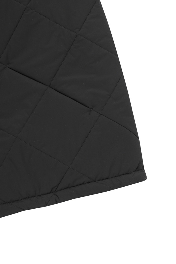 남성 골프 및 일상용으로 적합한 퀄티드 하이브리드 재킷입니다. 스포티하고 캐주얼한 스타일을 연출하며, 가을, 겨울철에 따뜻하게 착용할 수 있습니다. 부드러운 촉감의 나일론과 폴리에스테르 혼방 소재로 제작되었으며, 두꺼운 두께감으로 보온성과 방풍 기능을 제공합니다. 레귤러핏에 집업 스타일, 스탠드 칼라 디자인으로 활동적인 움직임에도 편안함을 선사합니다. 퀄팅 패턴이 돋보이는 긴 소매의 블랙 컬러 재킷으로, 미니멀한 스타일을 선호하는 분들께 추천합니다.
