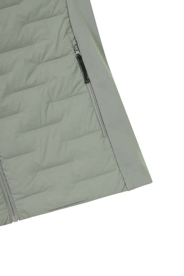 남성용 하이브리드 다운 점퍼입니다. 그레이 컬러의 무지 디자인으로, 가을과 겨울에 골프 또는 일상에서 스포티하고 캐주얼한 스타일을 연출하기 좋습니다. 두꺼운 두께감과 부드러운 촉감의 나일론, 폴리에스테르 혼방 소재로 제작되어 보온성과 방풍 기능을 제공합니다. 레귤러핏에 집업 스타일, 긴 소매 기장으로 활동성을 높였으며, 하이브리드 디자인과 기능성을 더했습니다.
