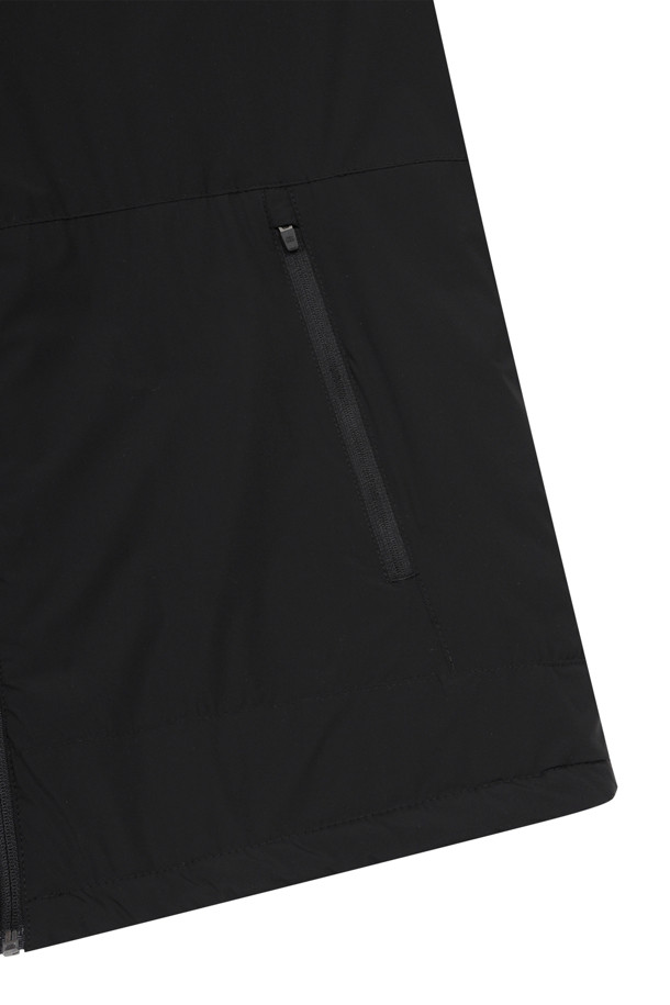 남성용 '윈드프로프 라이닝 패디드 재킷'은 가을, 겨울 시즌에 적합한 방풍 및 보온 기능을 갖춘 패딩 재킷입니다. 스포티하면서도 미니멀한 블랙 색상의 무지 디자인으로, 골프룩 또는 일상복으로 활용 가능합니다. 두꺼운 두께감과 부드러운 촉감의 나일론 소재를 사용하여 편안한 착용감을 제공하며, 긴 소매와 레귤러핏으로 제작되었습니다. 집업 스타일의 레귤러 기장으로 활동성을 높였으며, 내부는 패딩 안감으로 마감되어 뛰어난 보온성을 자랑합니다.
