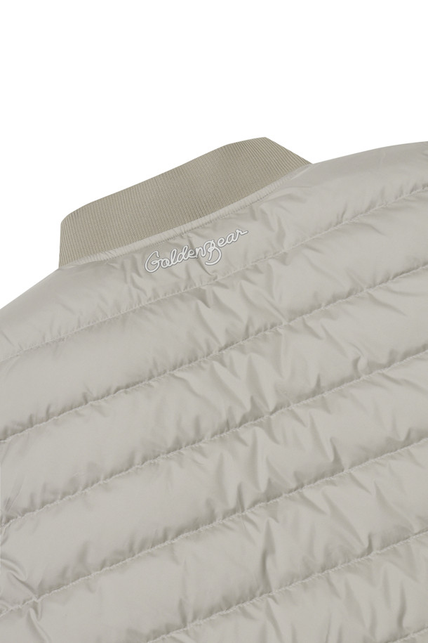 **경량 다운 베스트**

가을, 겨울 시즌에 남성 골퍼 및 일상에서 활용하기 좋은 경량 다운 베스트입니다. 그레이, 베이지, 블랙 3가지 색상으로 출시되어 다양한 스타일에 매치하기 용이합니다. 나일론 소재에 다운 80%, 페더 20% 충전재를 사용하여 보온성을 높였으며, 슬림핏, 데일리핏, 오버핏으로 취향에 맞게 선택할 수 있습니다. 지퍼 여밈 방식에 민소매 디자인으로, 스트레치 밴드 암홀 마감, 세미오토락 지퍼풀러, 사선 싱글월트 포켓, 스트링 밑단 조절, 안티필링 가공 넥밴드, 자수 와펜 등 디테일한 특징을 갖춘 스포티하고 미니멀한 캐주얼 스타일의 아우터입니다.
