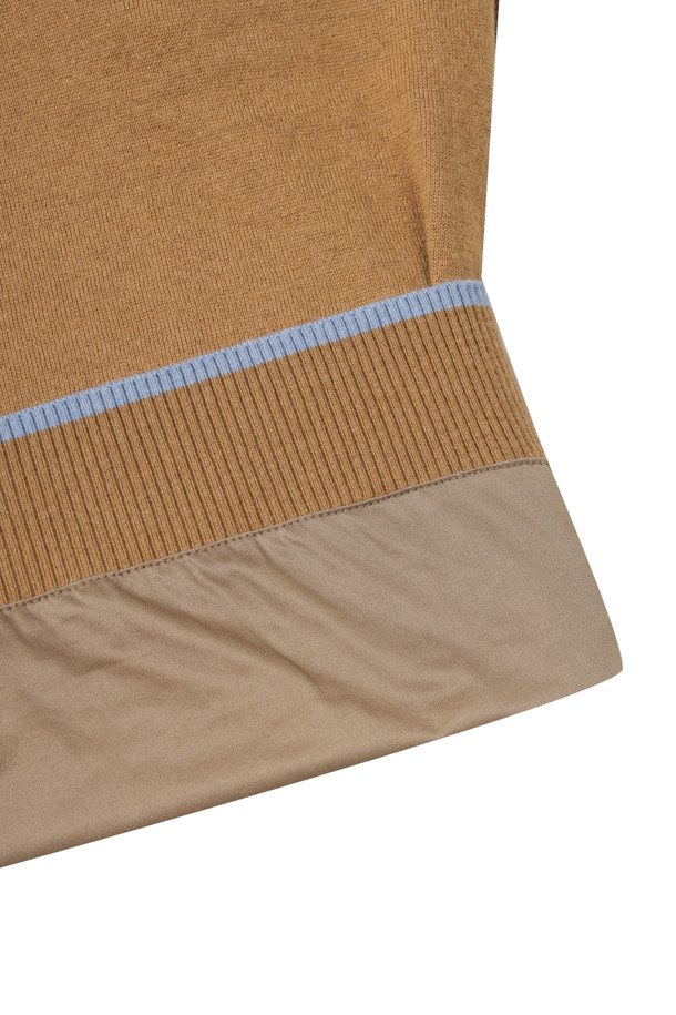 남성 골프 및 일상용 방풍 안감 풀오버 니트입니다. 베이지 및 브라운 컬러의 부드러운 울 소재 니트 풀오버로, 가을과 겨울에 따뜻하게 착용할 수 있습니다. 넉넉한 레귤러핏에 라운드넥 디자인으로 캐주얼하고 스포티한 스타일을 연출합니다. 긴 소매 기장과 두꺼운 두께, 기모 안감으로 보온성을 높였으며, 무지 패턴으로 깔끔함을 더했습니다. 골프웨어뿐만 아니라 데일리룩으로도 활용하기 좋은 실용적인 니트 풀오버입니다.
