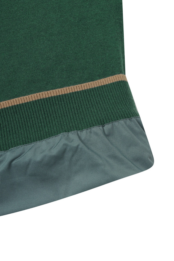 남성 골프 스웨터, '윈드프루프 라이닝 풀오버 니트'입니다. 울 소재에 방풍 안감을 더해 가을, 겨울 추운 날씨에도 따뜻하게 착용할 수 있습니다. 슬림핏 또는 오버핏으로 출시되며, 아이보리, 그린, 베이지 세 가지 색상으로 만나보실 수 있습니다. 등판 자카드 아트웨올, 넥, 소매, 밑단 7X7 립조직, 소매 및 밑단 배색 컬러, 좌측 가슴 시그니처 자수 등 섬세한 디자인이 돋보입니다. 라운드넥 긴소매 디자인으로, 골프룩 또는 겨울 데일리룩에 클래식, 스포티, 미니멀한 스타일을 연출할 수 있습니다.
