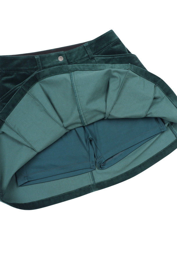 (W) 코듀로이 플리츠 스커트는 여성용으로, 가을과 겨울에 어울리는 아이보리 및 그린 컬러의 플리츠 스커트입니다. 부드러운 코듀로이 소재와 두꺼운 두께감으로 따뜻함을 제공하며, 클래식하고 베이직한 스타일을 연출합니다. 속바지 일체형으로 활동성을 높였으며, 사선 포켓 라인과 플랩 디테일, 골드베어 시그니처 장식, 삼각링 부착으로 디자인 포인트를 더했습니다. 골프룩, 가을 나들이룩, 겨울 데일리룩 등 다양한 TPO에 맞춰 클래식, 미니멀, 캐주얼 스타일을 완성할 수 있습니다. 슬림핏, 데일리핏, 오버핏으로 다양한 핏을 연출해보세요.
