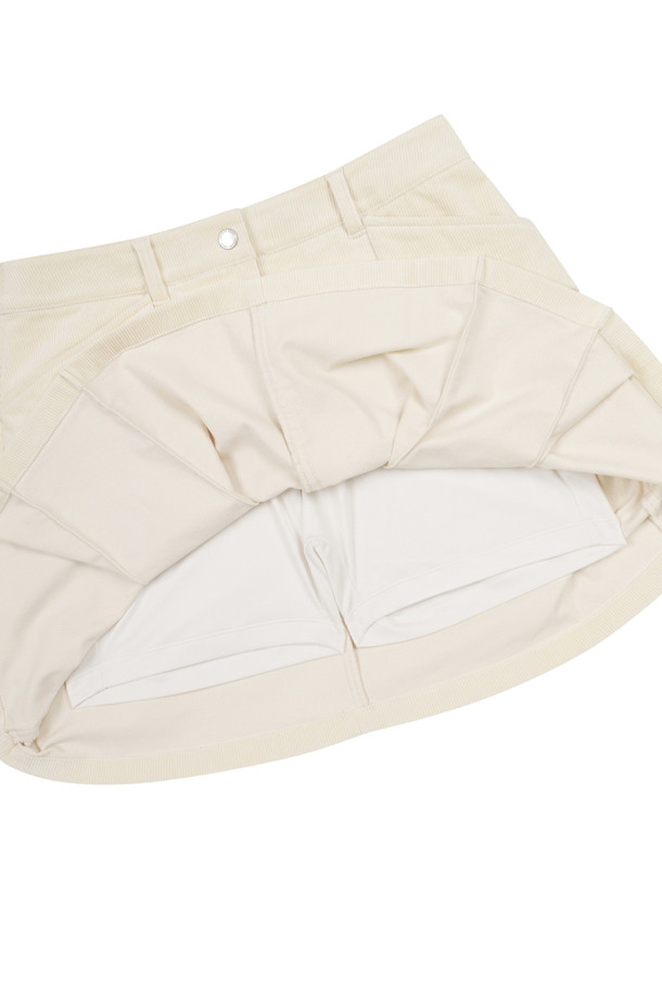 (W) 코듀로이 플리츠 스커트는 여성용으로, 가을과 겨울에 따뜻하게 착용할 수 있는 두꺼운 소재의 플리츠 스커트입니다. 부드러운 촉감의 코듀로이 소재로 제작되어 클래식하고 캐주얼한 스타일을 연출하며, 골프룩으로도 활용 가능합니다. 베이지 컬러에 무지 디자인으로 다양한 상의와 매치하기 용이하며, 레귤러 핏으로 편안하게 착용할 수 있습니다. 플리츠 디테일이 여성스러운 실루엣을 강조하며, 데일리룩과 골프 라운딩 모두에 적합한 아이템입니다.
