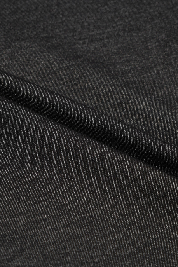 (W) 루즈핏 데님 라이크 팬츠는 여성용 바지로, 봄부터 겨울까지 사계절 내내 활용 가능한 아이템입니다. 블랙과 블루 두 가지 색상으로 출시되었으며, 코튼과 폴리에스테르 혼방 소재로 제작되어 신축성과 내구성이 우수합니다. 루즈핏, 슬림핏, 스트레이트핏, 테이퍼드핏, 와이드핏 등 다양한 핏으로 출시되어 폭넓은 선택이 가능하며, 측면 배색 테이프와 사선 포켓, 벨트고리 디테일이 특징입니다. 골프룩, 산책룩 등 다양한 TPO에 스포티하고 세련된 스타일을 연출할 수 있습니다.
