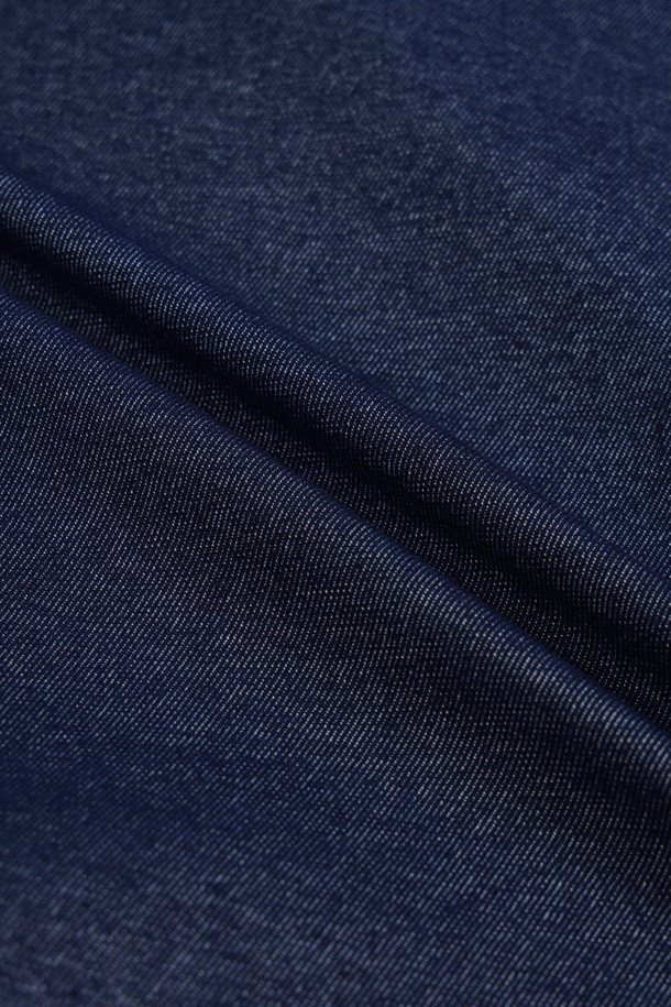 (W) 루즈핏 데님 라이크 팬츠는 여성용 바지로, 봄, 여름, 가을, 겨울 사계절 모두 착용 가능합니다. 블랙과 블루 두 가지 색상으로 제공되며, 코튼과 폴리에스테르 혼방 소재로 제작되어 신축성과 내구성이 뛰어납니다. 루즈핏 디자인에, 측면 배색 테이프, 오른쪽 사선 포켓, 시그니처 티꽂이, 삼각라벨 디테일이 더해져 스포티하면서도 세련된 스타일을 연출합니다. 골프룩 또는 여행룩 등 다양한 TPO에 미니멀하고 클래식하게 매치할 수 있습니다.
