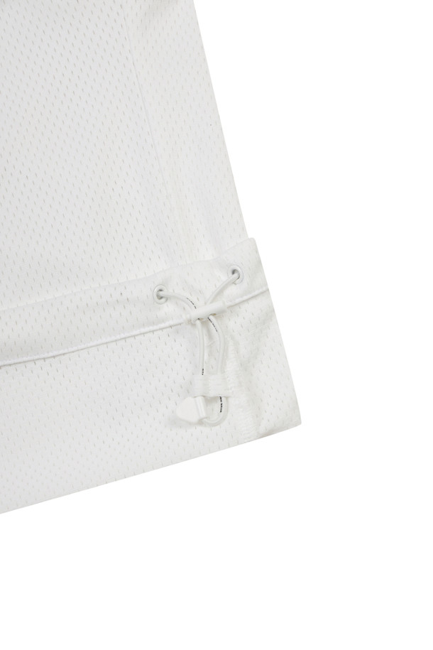 (W) 메쉬 롱 슬리브 티셔츠는 골프 활동에 적합한 여성용 상의입니다. 아이보리 컬러의 메쉬 소재로 제작되어 봄, 여름, 가을, 겨울 사계절 모두 착용 가능하며, 슬림핏, 레귤러핏, 오버핏으로 다양한 스타일을 연출할 수 있습니다. V넥 디자인에 밑단 스트링으로 핏 조절이 용이하며, 골든베어 레터링 프린트와 소매 'GDBR' 텍스트 프린트가 특징입니다. 넥 라인과 어깨 라인의 배색 포인트, 소매 립 배색으로 스포티한 무드를 더했습니다.
