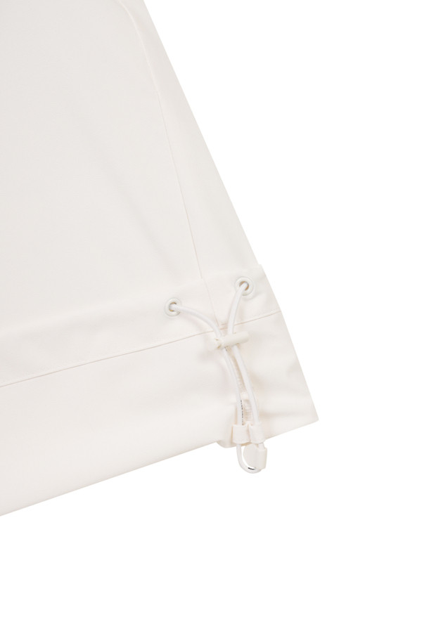 (W) 백 그래픽 우븐 스웨트 (W) Back Graphic Woven Sweat는 여성 골프 및 일상 용도로 디자인된 스포티 스타일의 상의입니다. 봄, 여름, 가을, 겨울 사계절 활용 가능한 제품으로, 트윌 소재로 제작되어 적당한 두께감을 제공합니다. 후드 지퍼 디자인과 소매 끝단 립밴드, 양쪽 밑단 스트링 스토퍼가 특징이며, 뒷면 레터링 로고 아플리케 아트워크가 돋보입니다. 슬림핏 또는 오버핏으로 연출 가능하며, 왼쪽 가슴 베어 와펜과 왼쪽 소매 시그니처 와펜이 디자인 포인트를 더합니다.
