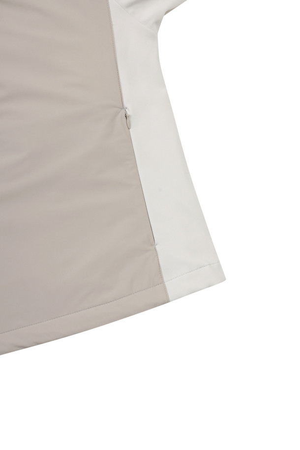 (W) 패디드 우븐 스웨트는 여성용 상의로, 아이보리와 베이지 두 가지 색상으로 출시되었습니다. 부드러운 촉감의 폴리에스테르 소재에 패딩 안감을 더해 보온성을 높였으며, 레귤러핏 라운드넥 디자인으로 편안한 착용감을 선사합니다. 봄, 가을, 겨울 세 계절 모두 착용 가능하며, 스포티, 캐주얼, 미니멀한 스타일을 연출할 수 있습니다. 특히 골프룩에 적합하며, 무지 디자인에 패딩 디테일이 더해져 포인트를 줍니다.
