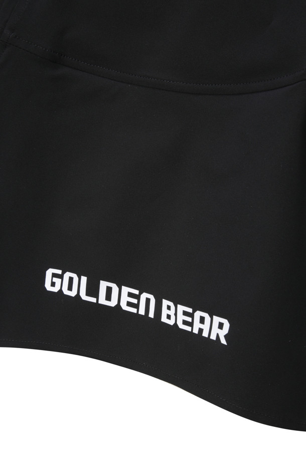 (W)(골든 베어 X 배트맨) 배트맨 판쵸는 여성 고객을 위한 아우터입니다. 일상생활과 우천 시에 착용하기 적합하며, 여름, 가을, 겨울 계절에 걸쳐 활용할 수 있습니다. 배트맨 윙 디자인, 착용 시 왼쪽 가슴 배트맨 자수, 후면 하단 골든베어 레터링이 특징이며, 배트맨 콜라보레이션 컬렉션으로 출시되었습니다. 캐주얼, 스포티 스타일을 연출하며 여행룩에 잘 어울립니다. 방수 소재에 슬림핏 또는 오버핏으로 연출 가능하며, 후드 스트링으로 여밈 방식을 조절할 수 있는 레귤러 기장의 판초입니다.
